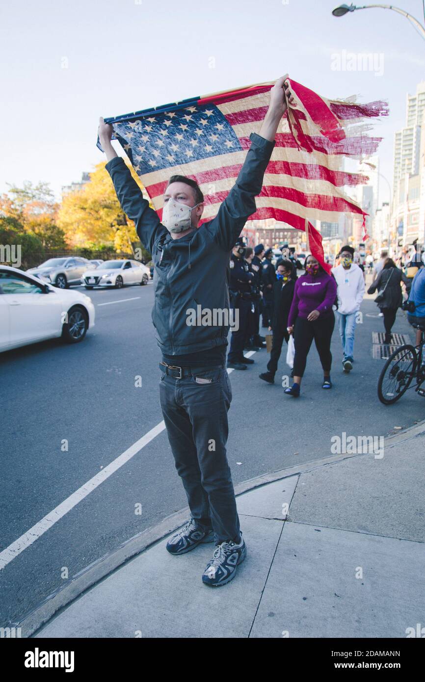 Mann hält die amerikanische Flagge während der Feier des designierten Präsidenten Joe Biden, Brooklyn, New York, USA Stockfoto