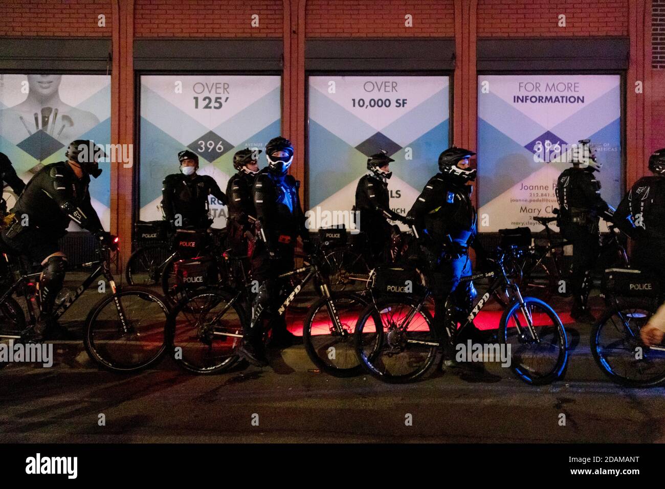 Stark orientierte NYPD-Offiziere auf Fahrrädern in der Nacht, vor der Wahl, Greenwich Village, New York City, New York, USA Stockfoto