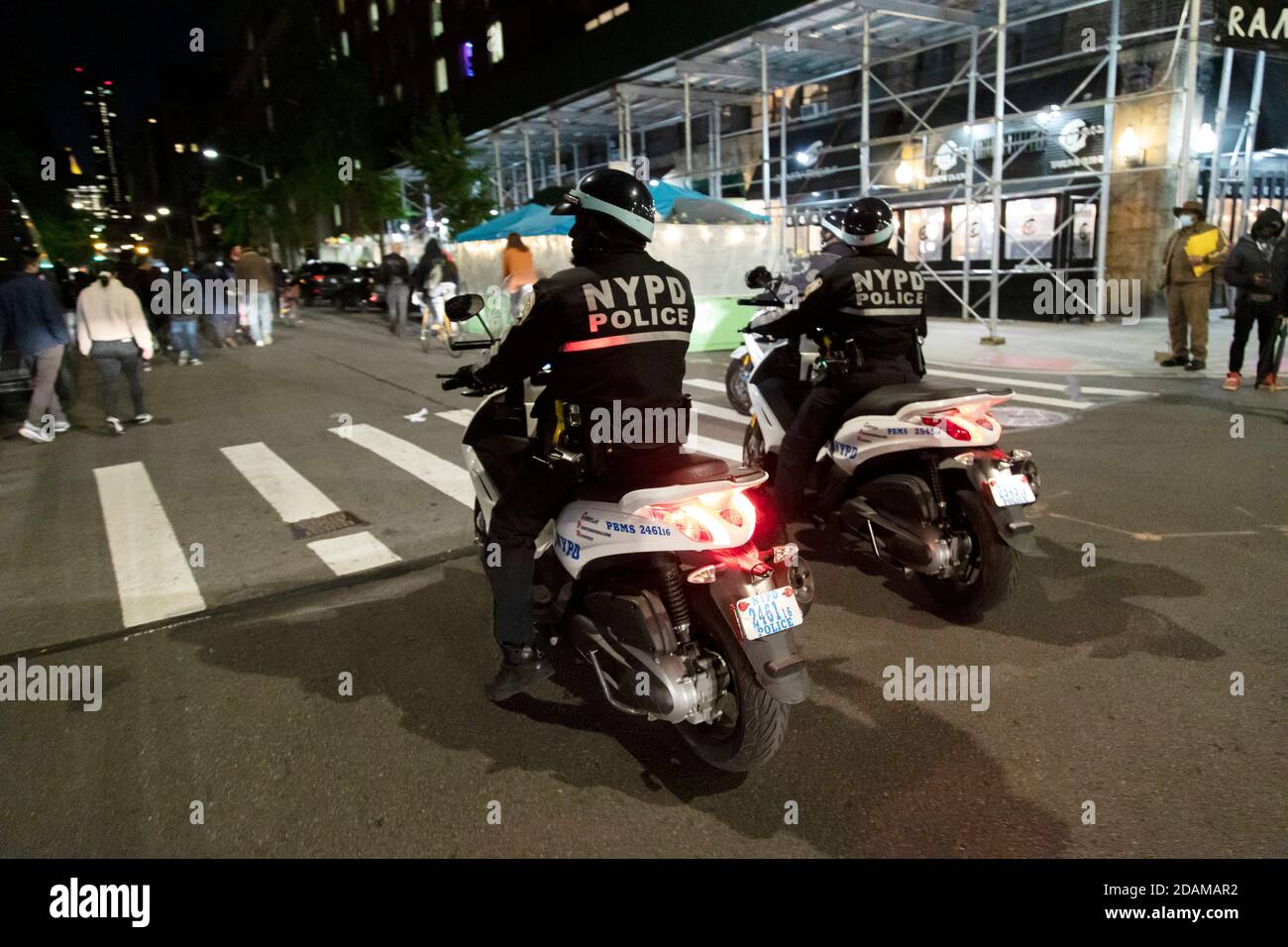 Zwei NYPD-Offiziere auf Motorrädern, Straßenszene in der Nacht vor der Wahl, Greenwich Village, New York City, New York, USA Stockfoto