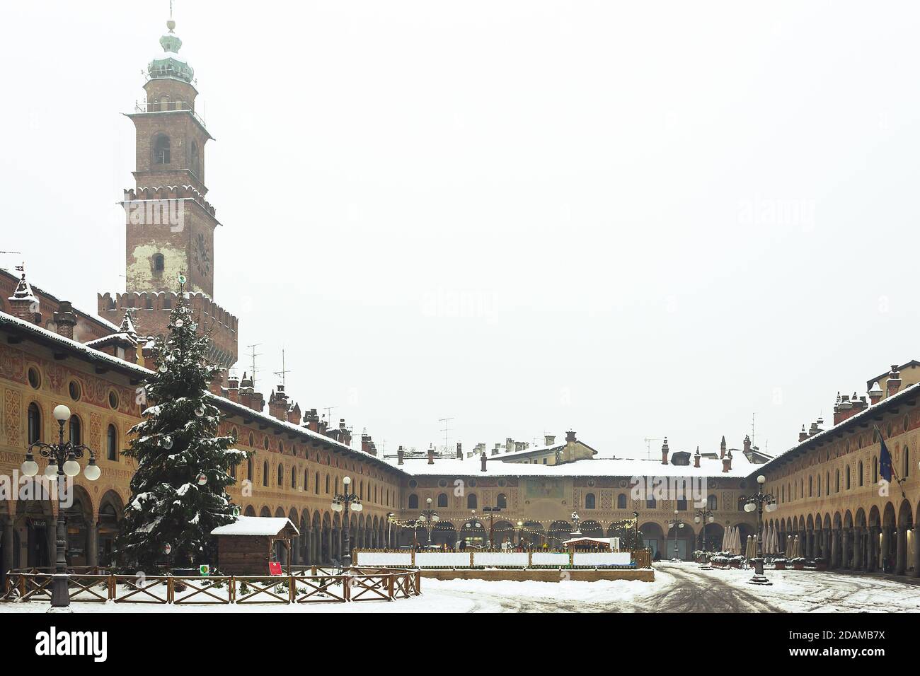 Ein Spaziergang im historischen Zentrum von vigevano mit Aussicht Der Piazza Ducale und des castello sforzesco in Vigevano Bei einem Schneefall im Jahr 2012 Stockfoto