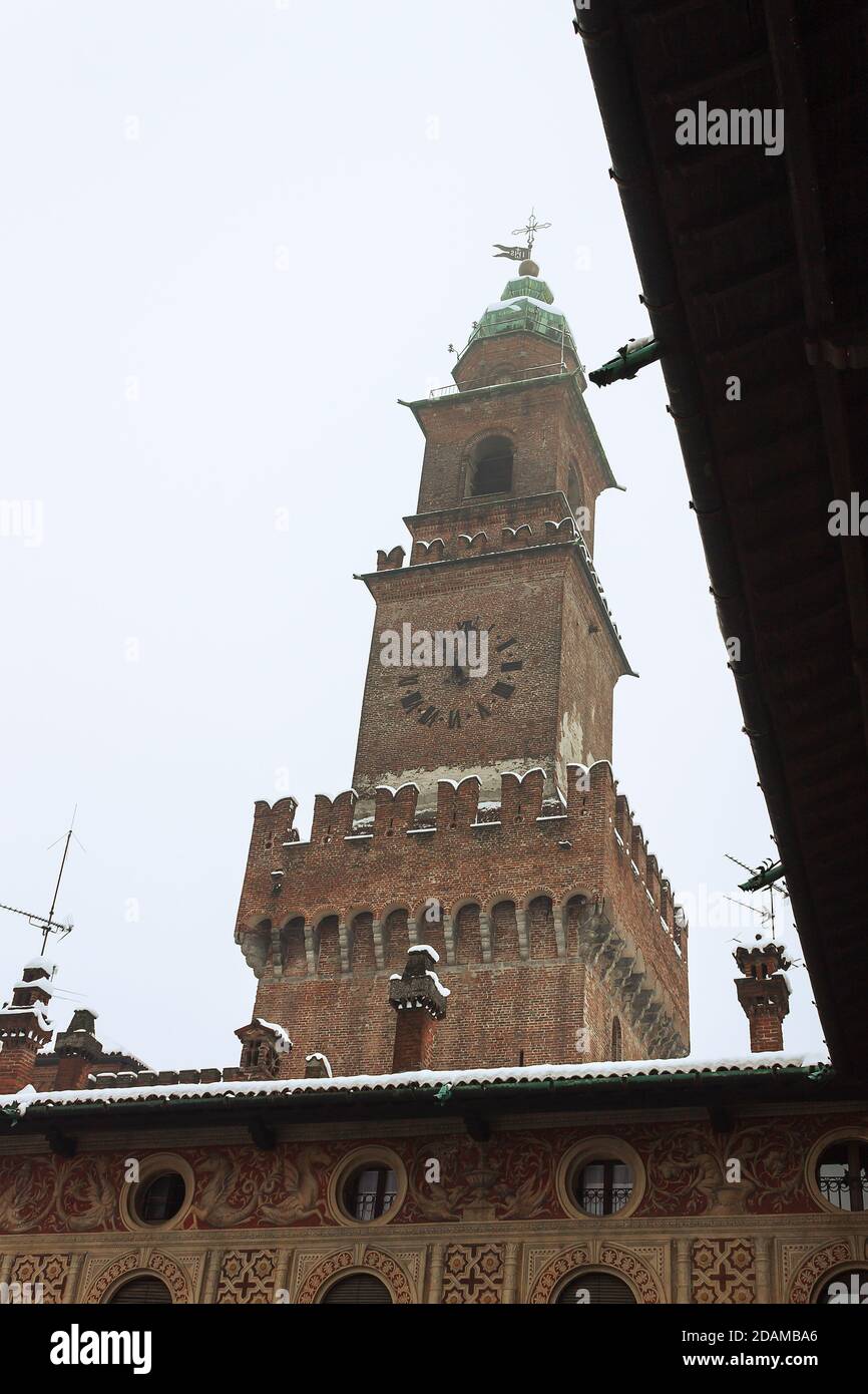 Ein Spaziergang im historischen Zentrum von vigevano mit Aussicht Der Piazza Ducale und des castello sforzesco in Vigevano Bei einem Schneefall im Jahr 2012 Stockfoto