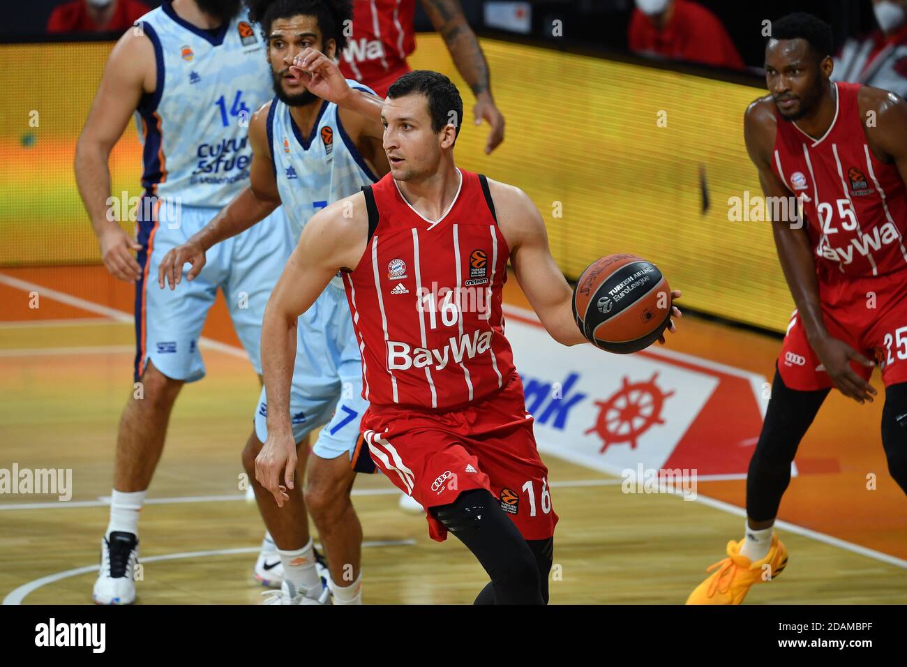 München, Deutschland. November 2020. Paul ZIPSER (FCB) am Ball. Aktion. Basketball EuroLeague/8. Spieltag. FC Bayern München-Valencia Basket Club am 13. November 2020, AUDIDOM E. Quelle: dpa/Alamy Live News Stockfoto