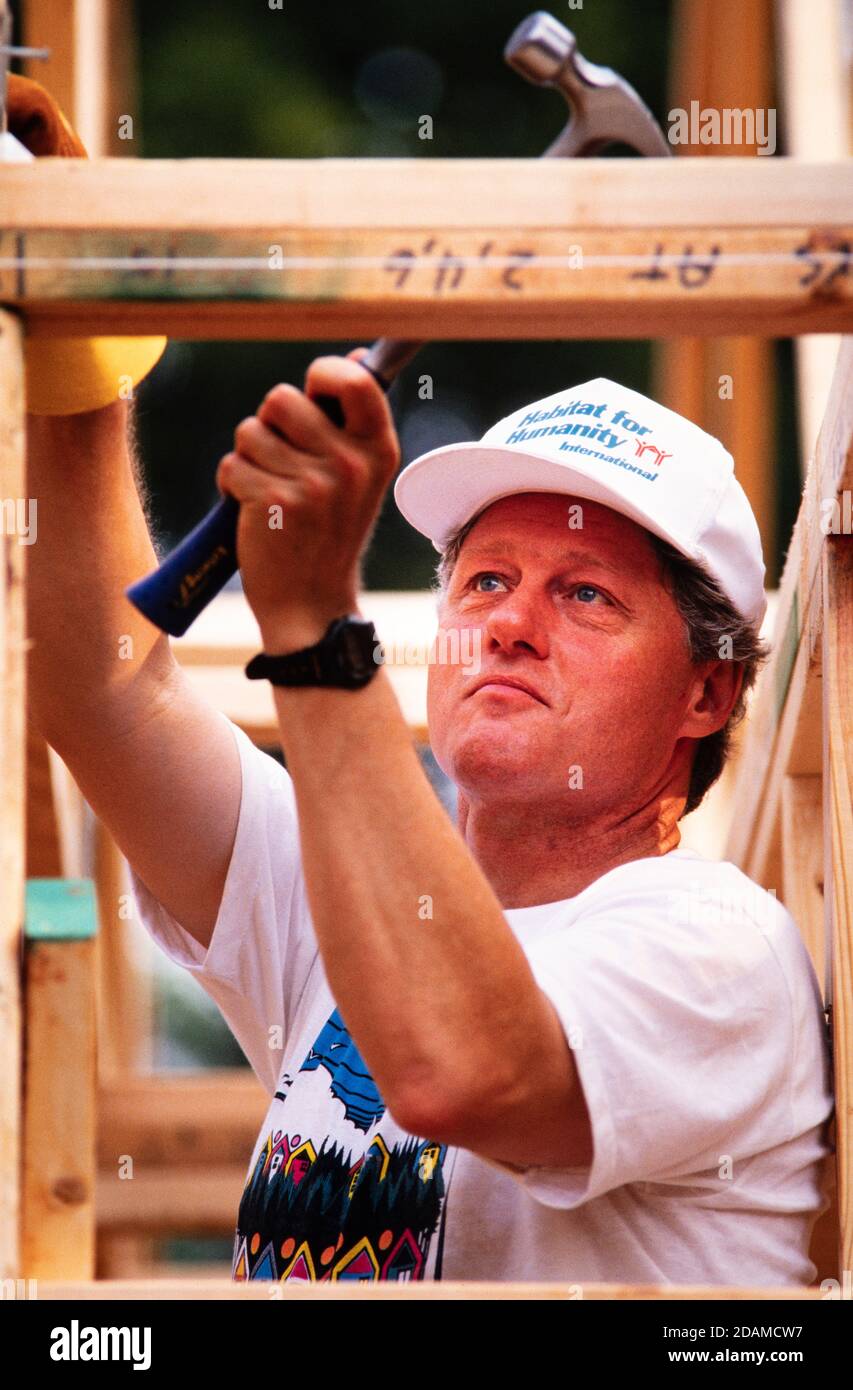 Präsidentschaftskandidat Bill Clinton arbeitet 1992 bei einem Wohnprojekt von Habitat for Humanity in Atlanta. Stockfoto