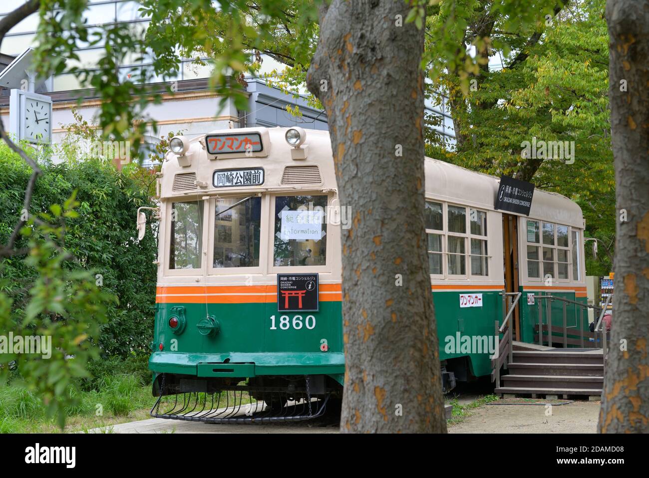 Ein ehemaliger Straßenwagen dient als Büro von Okazaki Shiden Concierge in der Kawabata Polizeibox, Kyoto JP Stockfoto