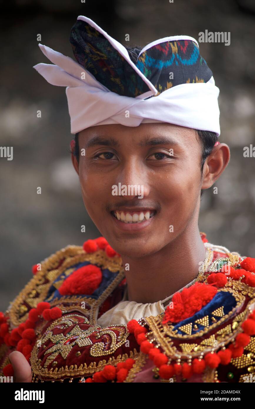 Junger balinesischer Mann in festlicher Tanzkleidung für Tempel zeremoniellen Tanz, Sakenan Tempel, Bali, Indonesien Stockfoto