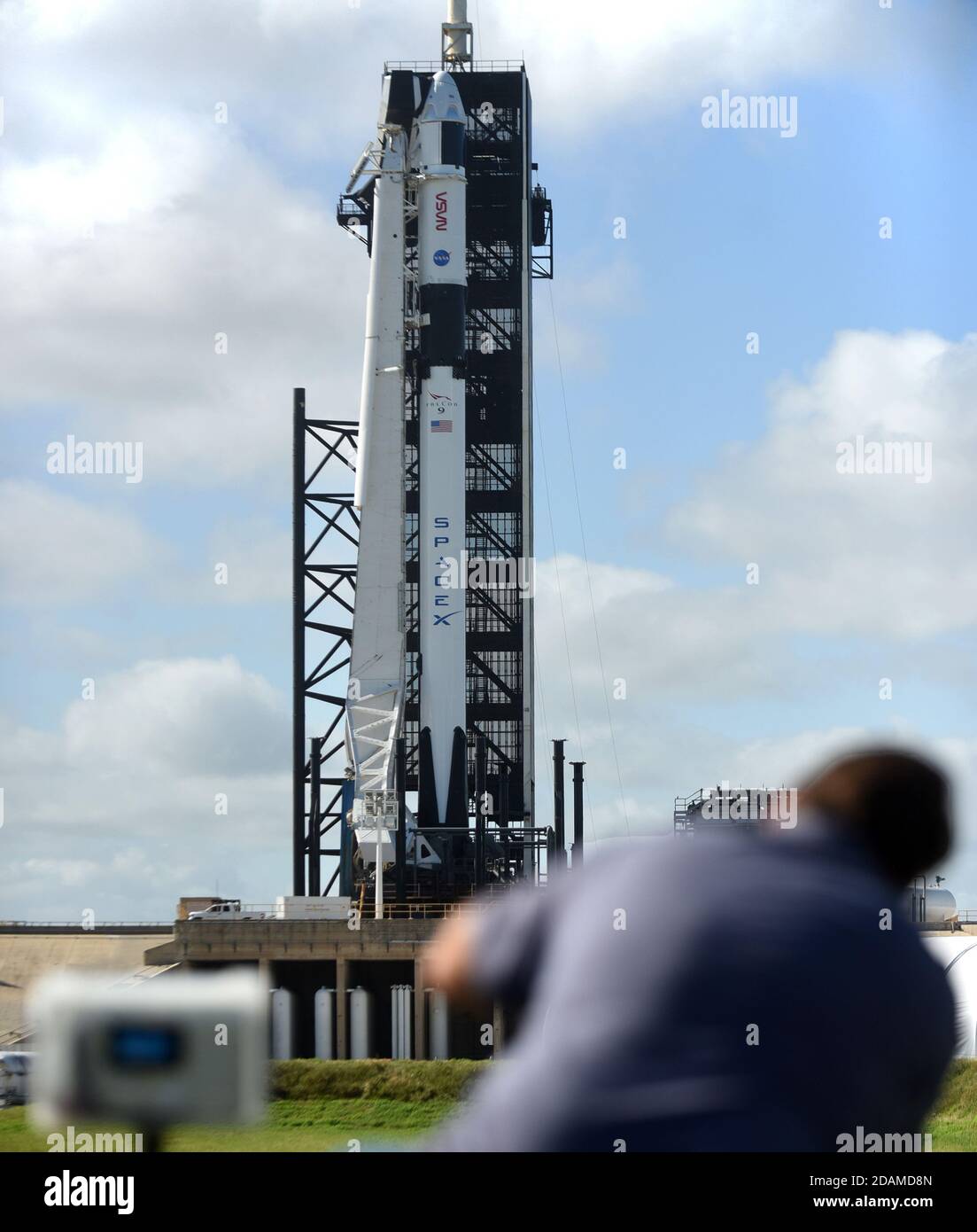 Eine SpaceX Falcon 9 Rakete, die die Raumsonde Crew Dragon trägt, ist am Pad 39A im Kennedy Space Center zu sehen. Die Rakete wird am 15. November 2020 eine Besatzung von vier Astronauten auf der ersten operationellen Mission von SpaceX zur Internationalen Raumstation befördern. Stockfoto