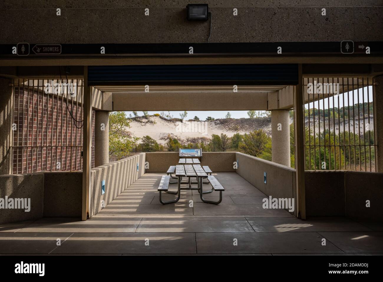 Picknicktische in der Nähe der Badezimmer im Besucherzentrum Stockfoto