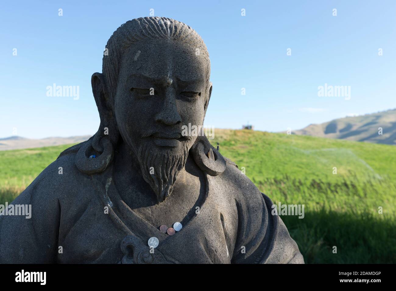 Münzen werden als Opfergaben an der Statue von Nubchen Sangye Yeshe im Garten der tausend Buddhas in Arlee, Montana am 24. Juli 2020 zurückgelassen. Gegründet von Stockfoto