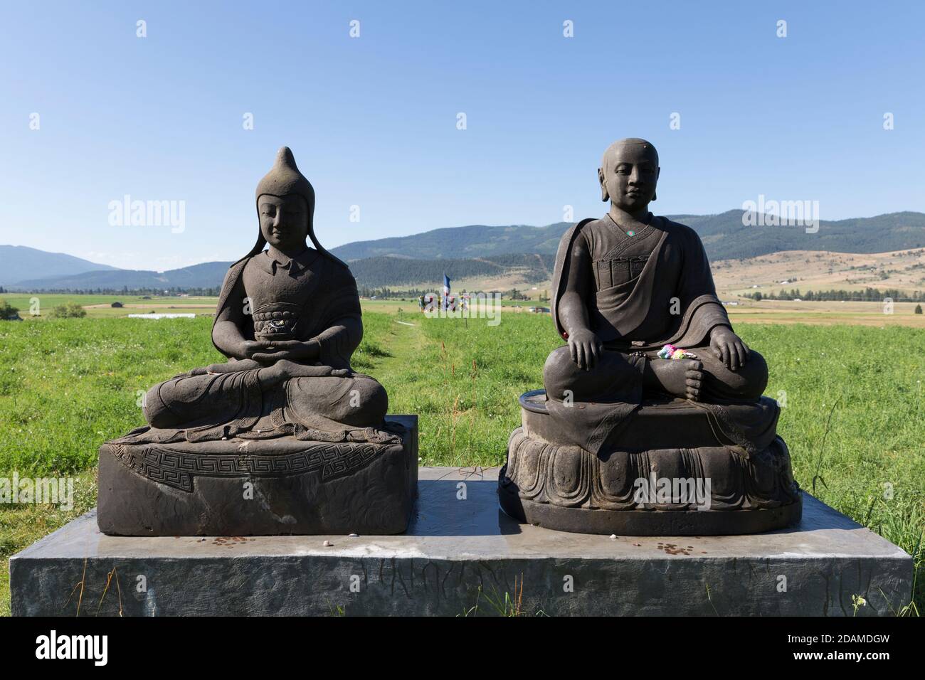 Statuen von Vimalamitra (links) und Longchenpa im Sonnen- und Mondgarten im Garten der tausend Buddhas in Arlee, Montana am 24. Juli 2020. Foun Stockfoto