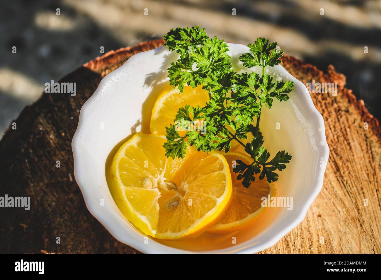 Gesunde Zitrone und Petersilie in der Sonne Stockfoto