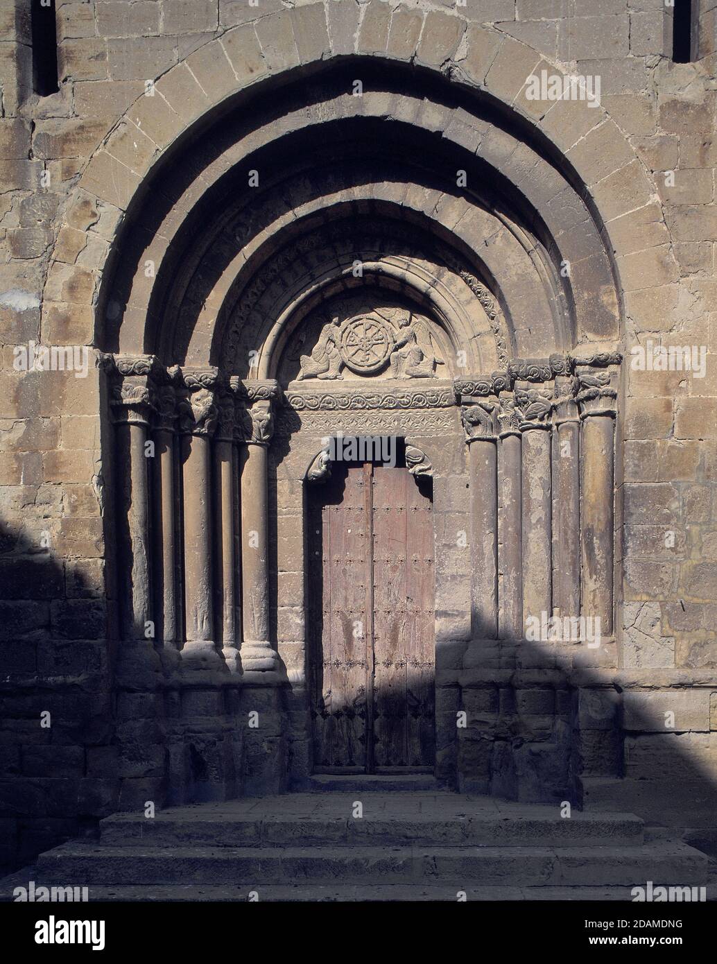 PORTADA OESTE DE LA IGLESIA DEL SALVADOR - SIGLO XIII - ROMANICO ESPAÑOL. AUTOR: MAESTRO DE AGÜERO. ORT: IGLESIA DEL SALVADOR. EJEA DE LOS CABALLEROS. Saragssa Zaragoza. SPANIEN. Stockfoto