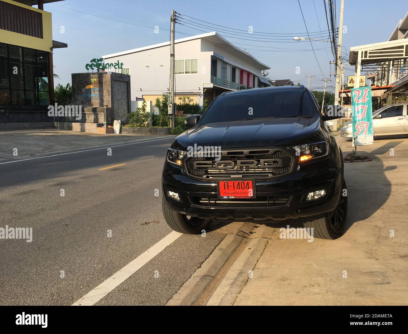 Bangkok, THAILAND - 24. Oktober 2020:EIN schwarzer ford everet mit seinem roten Kennzeichen von Thailand zeigt, dass es ein neues Auto ist und wartet auf legale weiße nein Stockfoto