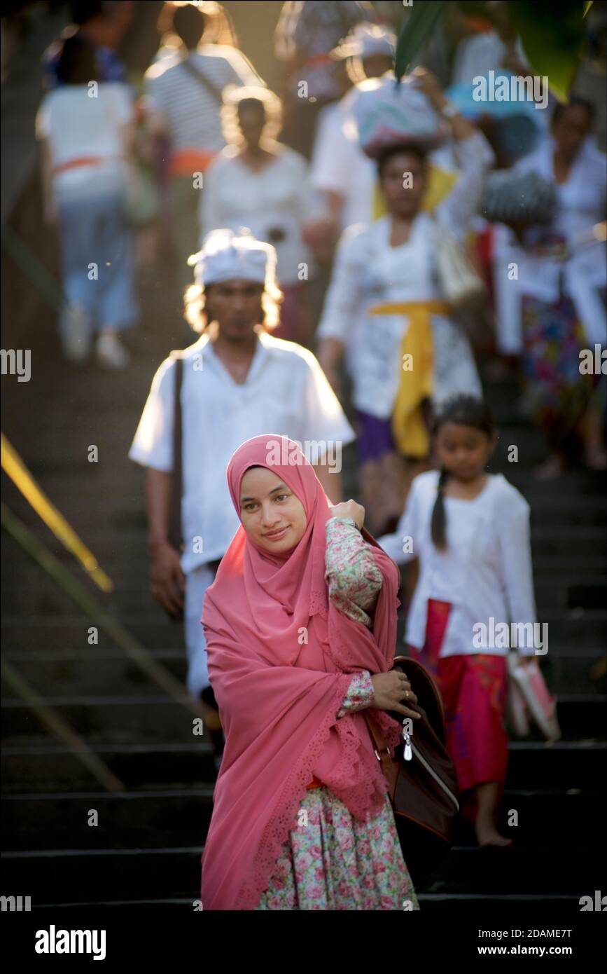 Besucher gehen die Stufen hinunter, die zum Pura Luhu Uluwatu Tempel führen. Bali, Indonesien Stockfoto