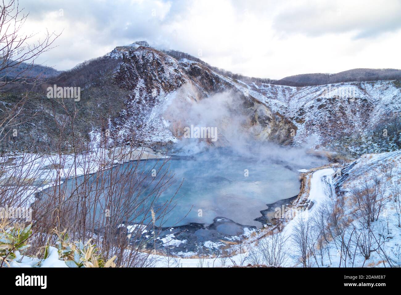 Landschaftlich schöner Teich von Oyunama in Jigokudani oder Hell Valley, Noboribetsu Hokkaido Stockfoto