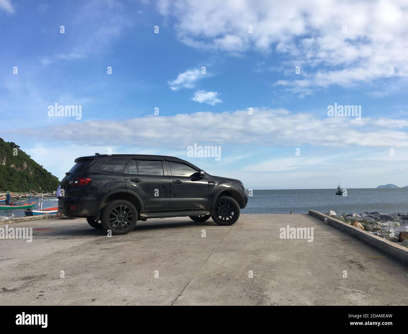 Bangkok, THAILAND - 24. Oktober 2020: Der schwarze Ford Everest Sport suv auf der thailändischen Straße, das in Thailand sehr beliebte Modell des Jahres 2020. Stockfoto