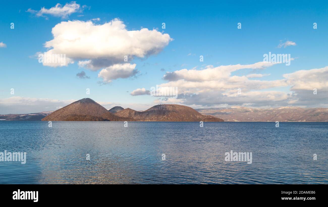 Lake Toya mit Nakajima Island im Winter in Hokkaido Japan Stockfoto