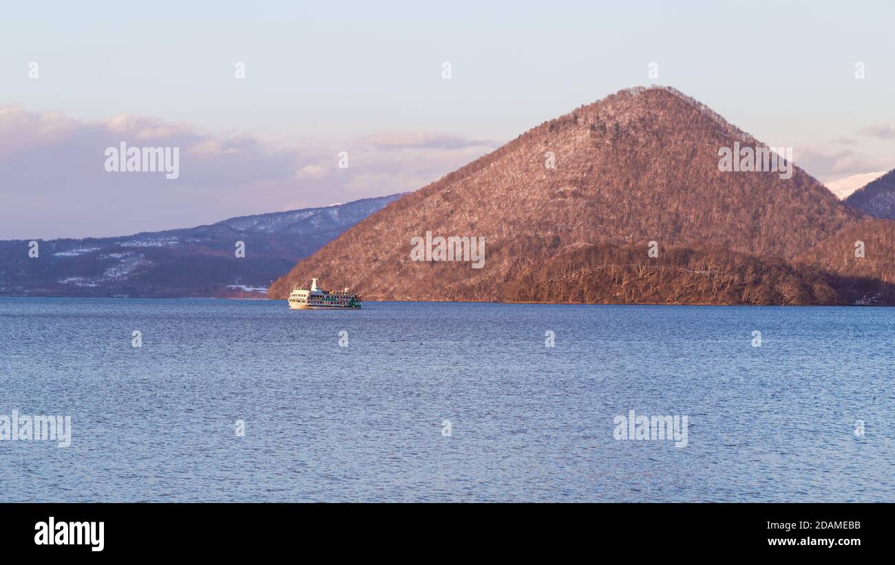 Im Winter fährt die Fähre in Lake Toya zur Nakajima Island Stockfoto
