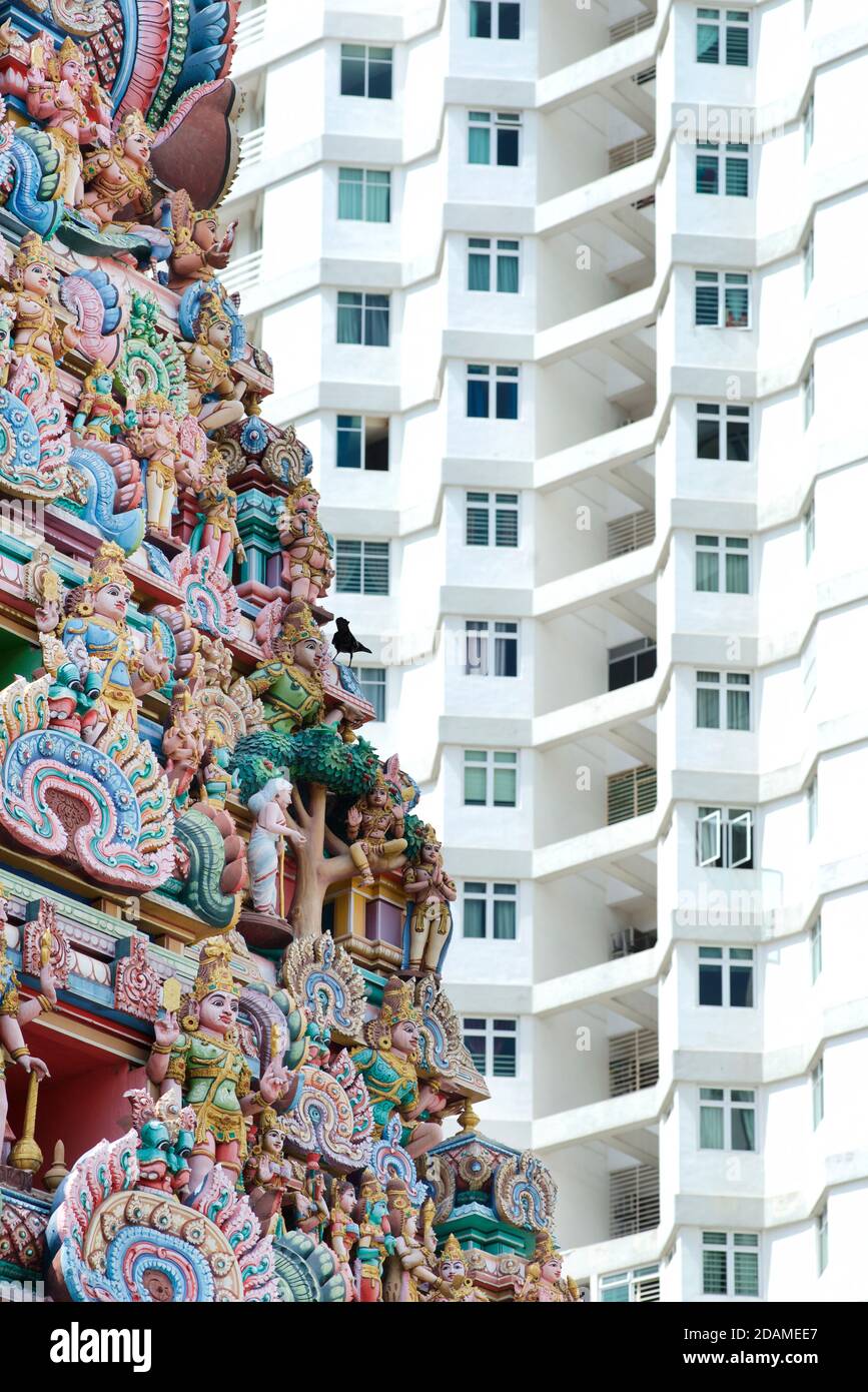 Detail der Tempelschnitzerei auf dem Torhaus von Sri Kandaswamy Kovil Hindu-Tempel in der Brickfields-Gegend von LittleIndia, Kuala Lumpur, Malaysia. Satz gegen zeitgenössische Architektur. Ceylonese Tamil Tempel. Stockfoto