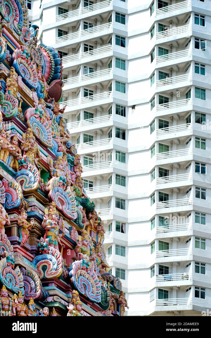 Detail der Tempelschnitzerei auf dem Torhaus von Sri Kandaswamy Kovil Hindu-Tempel in der Brickfields-Gegend von LittleIndia, Kuala Lumpur, Malaysia. Satz gegen zeitgenössische Architektur. Ceylonese Tamil Tempel. Stockfoto