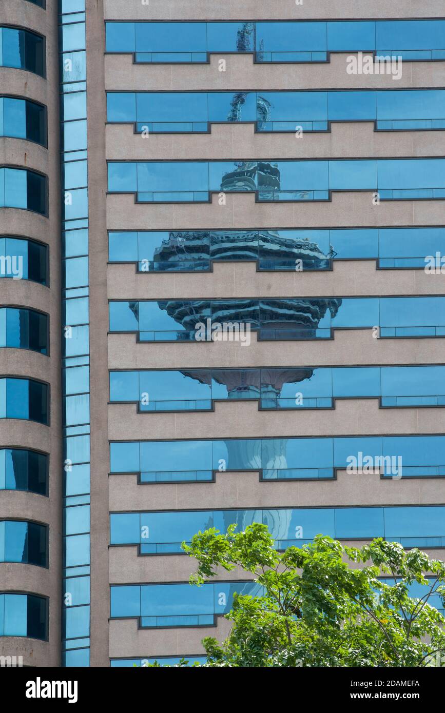 Der Menara Kuala Lumpur Tower spiegelt sich in einem Hochhaus in Malaysia wider Stockfoto