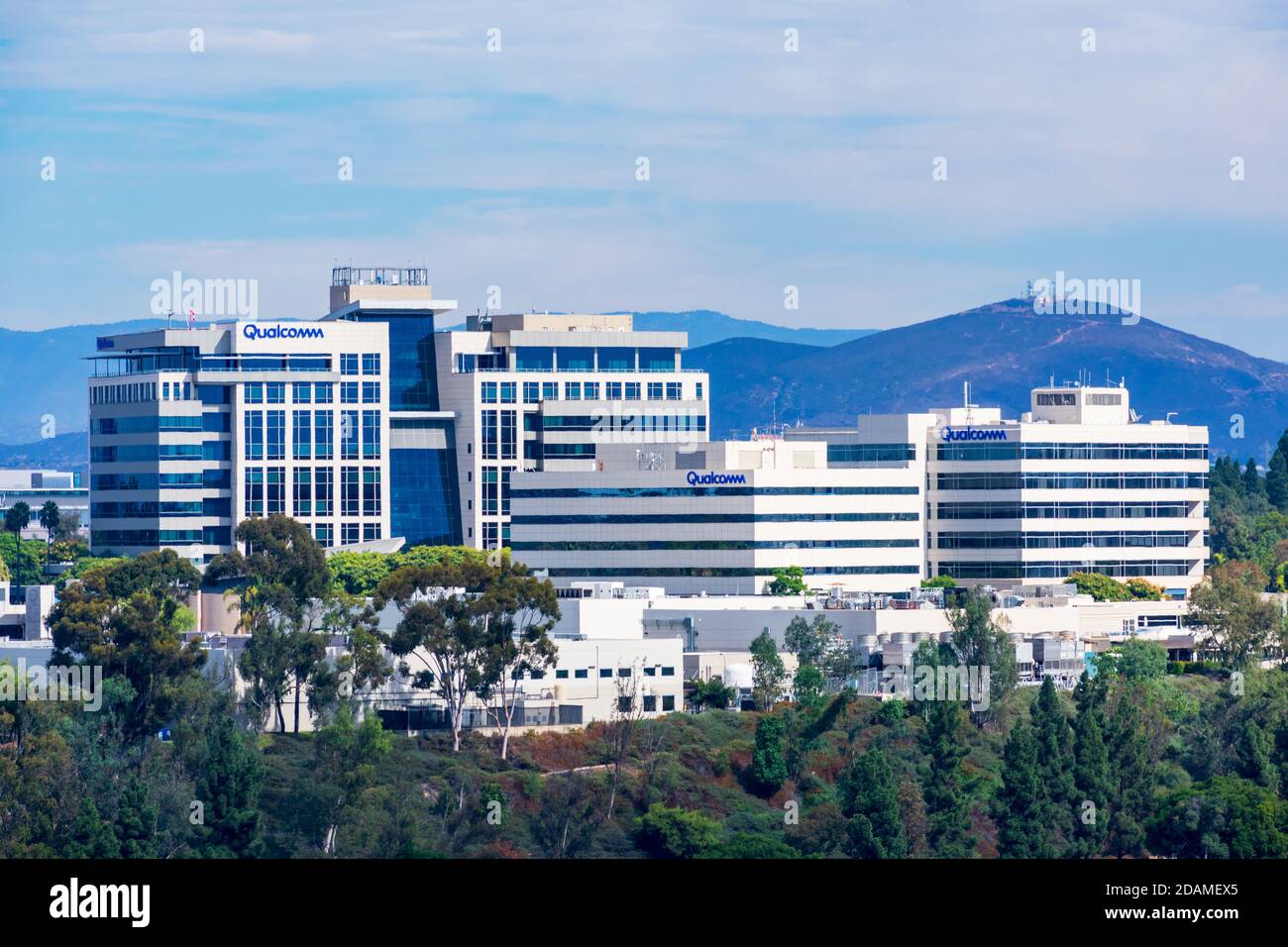 Qualcomm Headquarters Complex Luftaufnahme. Qualcomm Incorporated ist ein US-amerikanisches multinationales Halbleiter- und Telekommunikationsunternehmen - Stockfoto