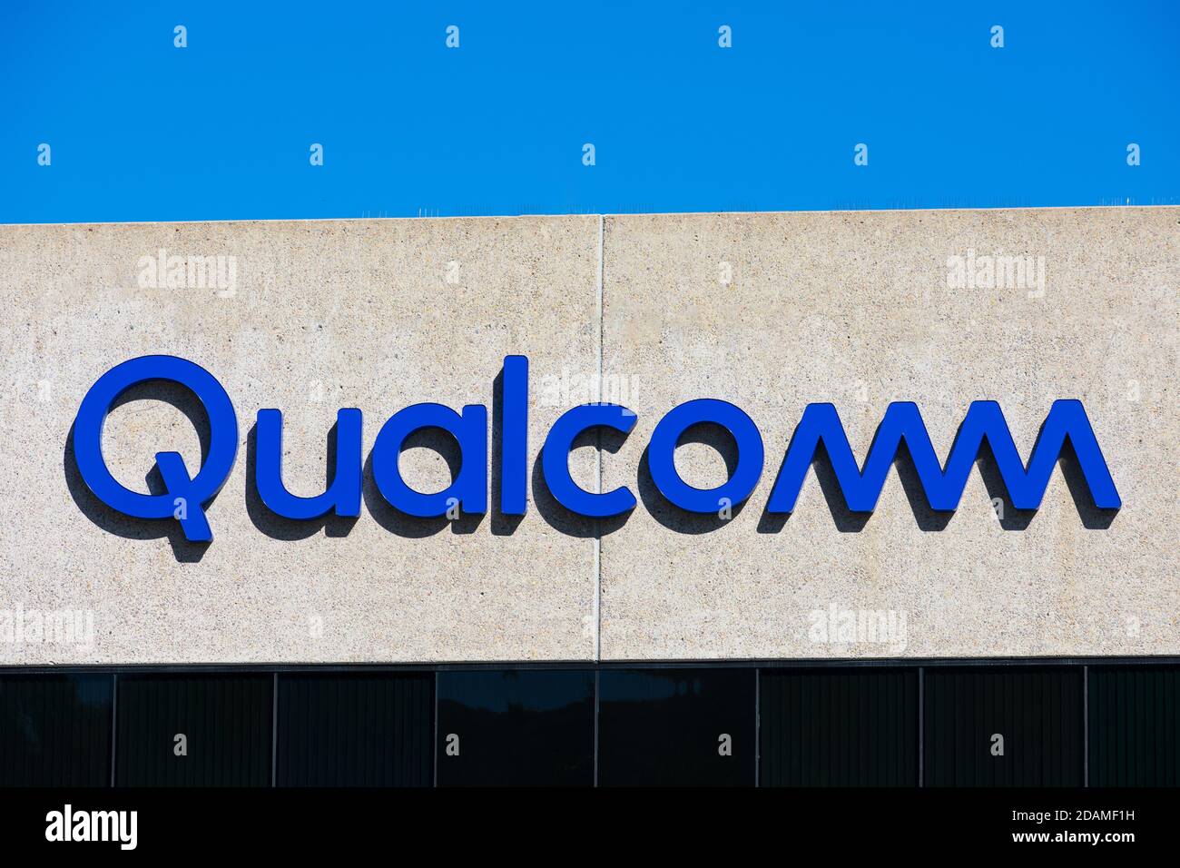 Qualcomm-Logo auf dem Firmengebäude. Qualcomm Incorporated ist ein US-amerikanisches multinationales Unternehmen für Halbleiter- und Telekommunikationsgeräte Stockfoto
