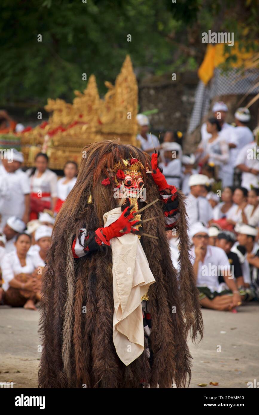 Barong-Tanz im Sakenan-Tempel 10 Tage nach Galungan-Tag, Bali, Indonesien. Die böswillige Rangda. Stockfoto