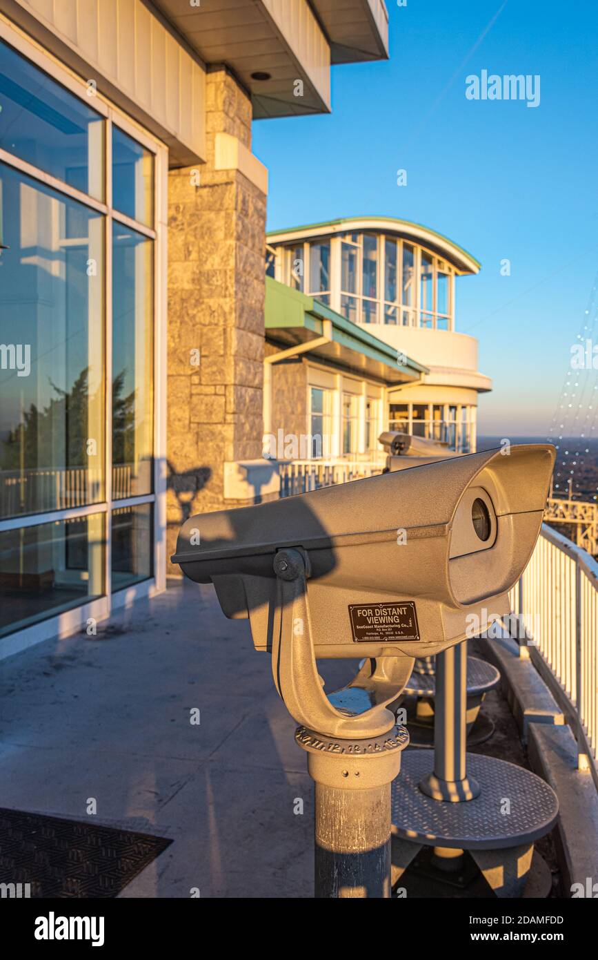 Aussichtspunkt auf der Bergspitze mit Blick auf die Innenstadt von Atlanta, Georgia von der Summit Skyride Upper Station auf dem Stone Mountain im Stone Mountain Park. (USA) Stockfoto