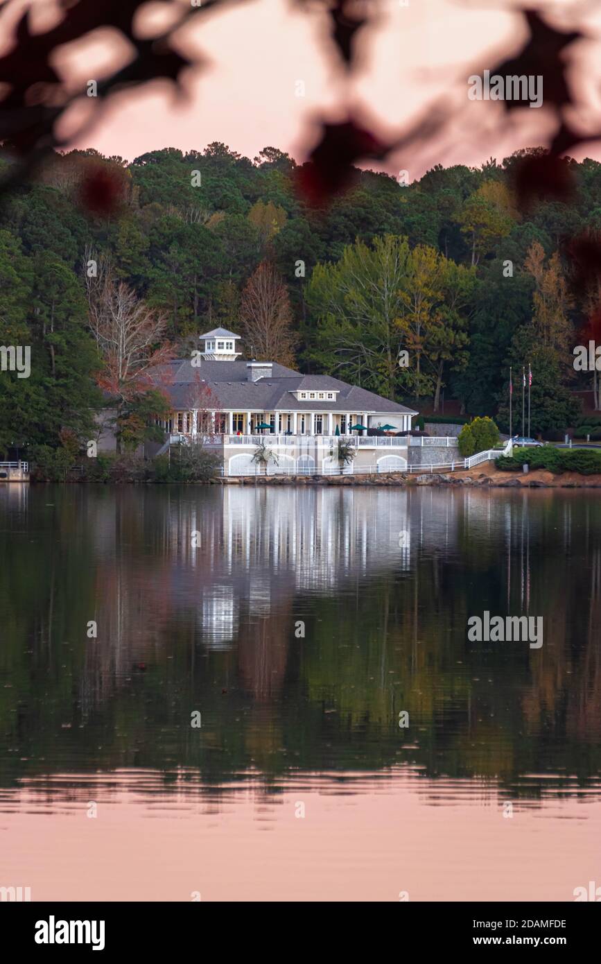 Clubhaus am Wasser im Stone Mountain Golf Club des Atlanta Evergreen Lakeside Resorts. (USA) Stockfoto