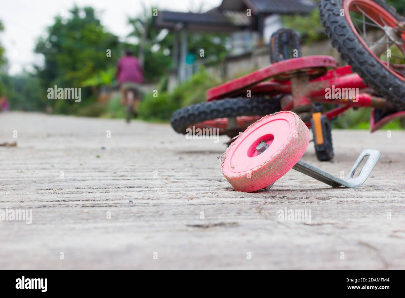 Horizontales Foto von Nahaufnahme Fahrrad für Kinder Unfall auf der Straße der Stadt. Stockfoto