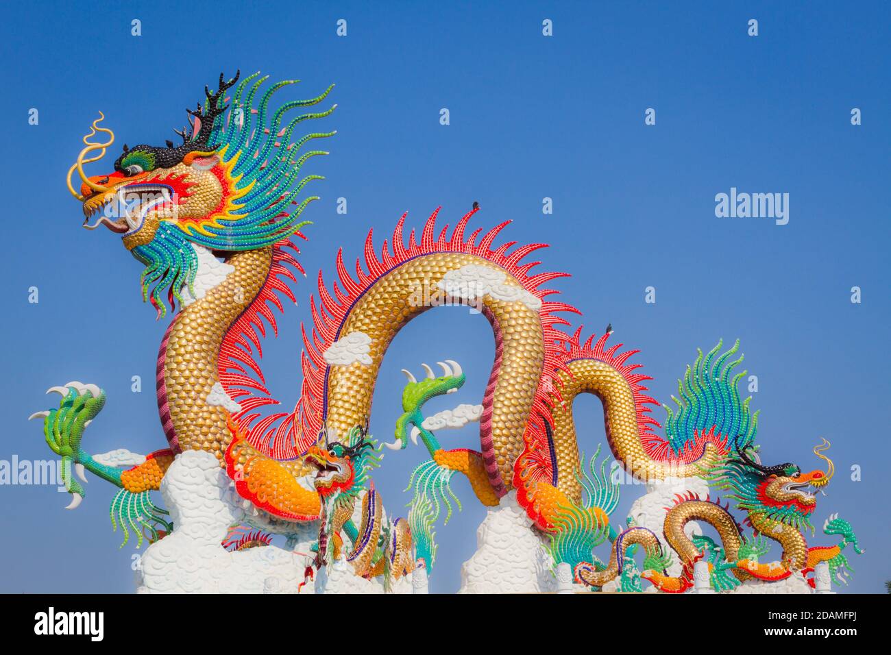 Chinesische Drachenstatue mit zwei kleinen Vögeln auf dem Rücken. Stockfoto
