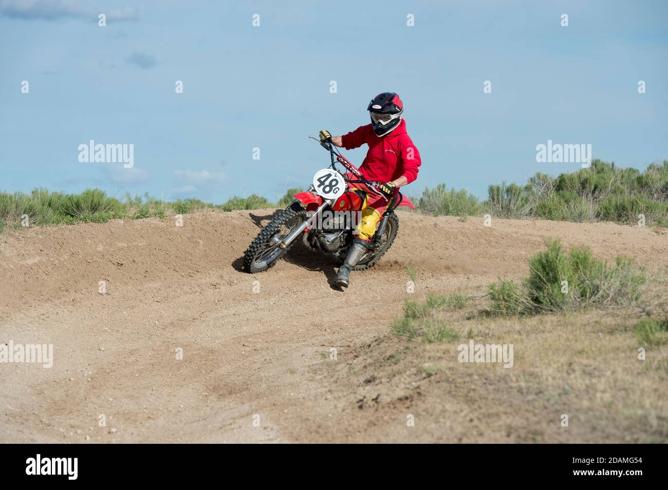 Radfahrer fahren ein Vintage Bultaco Dirt Bike (MR) Stockfoto