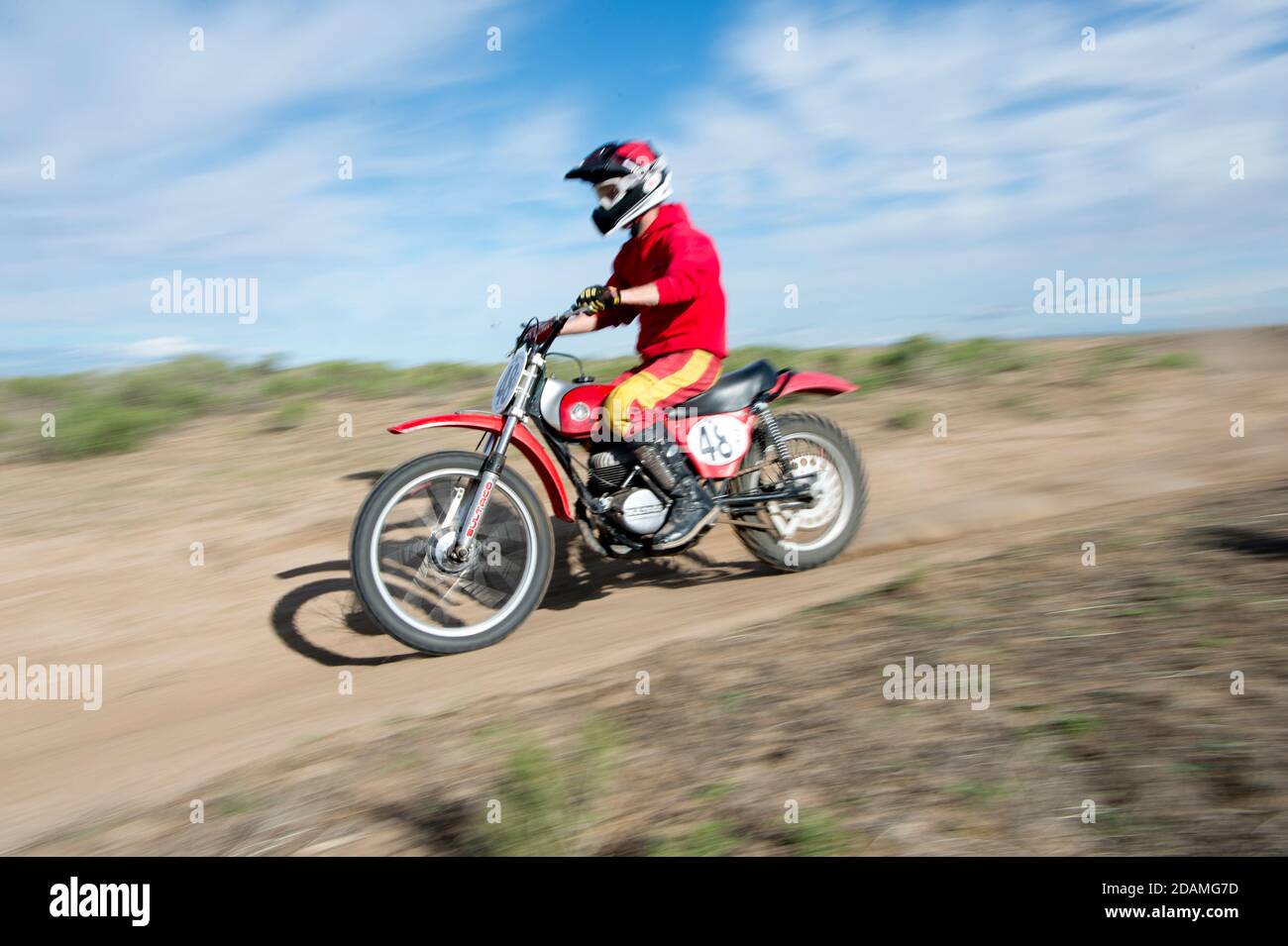 Radfahrer fahren ein Vintage Bultaco Dirt Bike (MR) Stockfoto