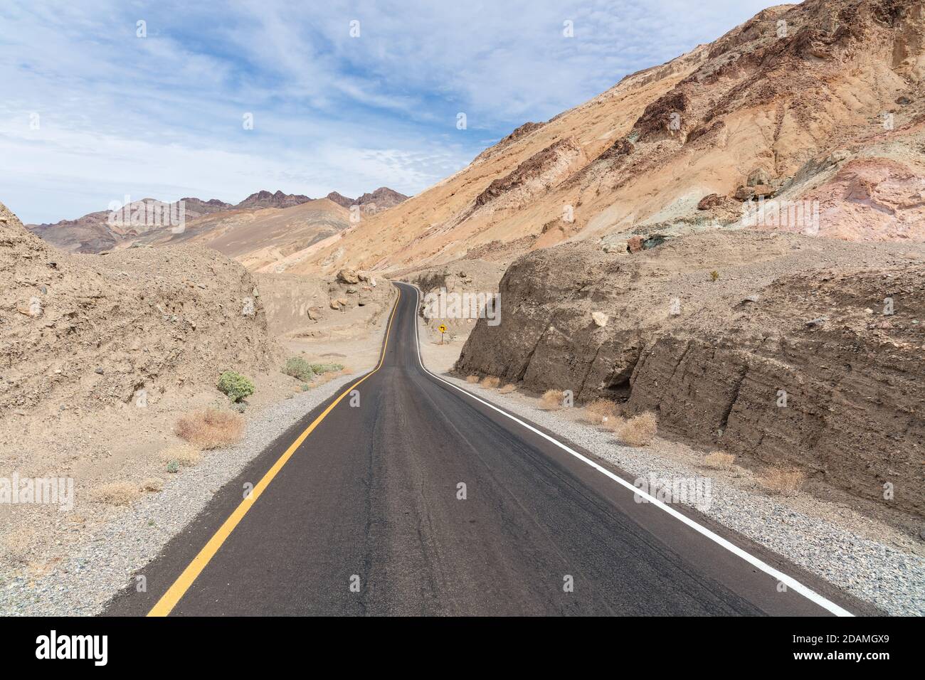 Eine Straße durch die Wüste im Death Valley National Park, Kalifornien Stockfoto