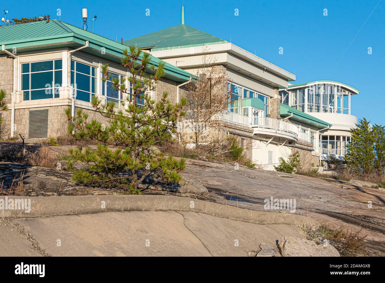 Summit Skyride Upper Station auf dem Stone Mountain, östlich von Atlanta, GA. Die Skyline von Atlanta ist von der hinteren Aussichtsplattform (abgebildet) aus zu sehen. Stockfoto
