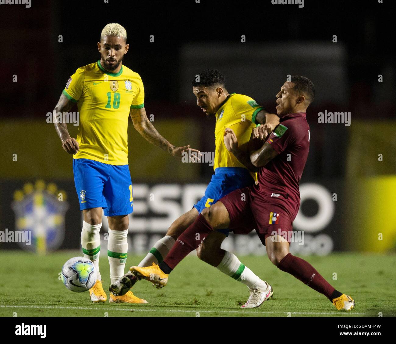 13. November 2020; Morumbi Stadium, Sao Paulo, Sao Paulo, Brasilien; WM 2022 Qualifiers; Brasilien gegen Venezuela; Douglas Luiz und Allan von Brasilien schützen den Ball Stockfoto