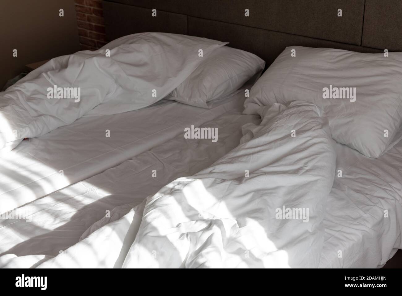 Schlafzimmer im Loft-Stil, ungefertigte Betten mit Decken Stockfoto