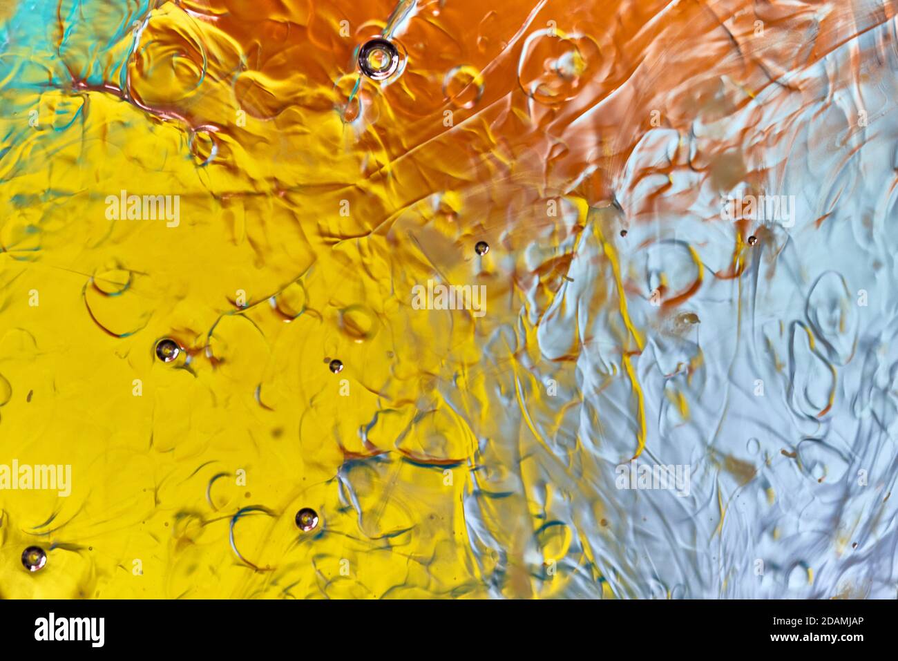 Abstrakter Hintergrund aus Öl reflektierendem Licht Stockfoto