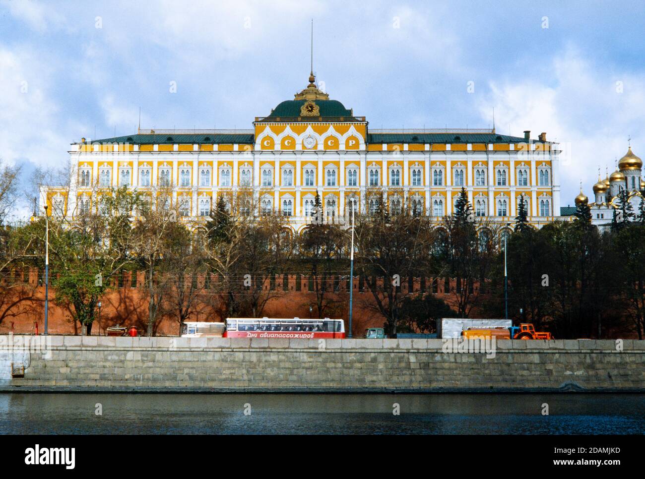 Moskaus großer Kremlpalast liegt innerhalb der Kremlmauern am Ufer des Flusses Moskau. Stockfoto