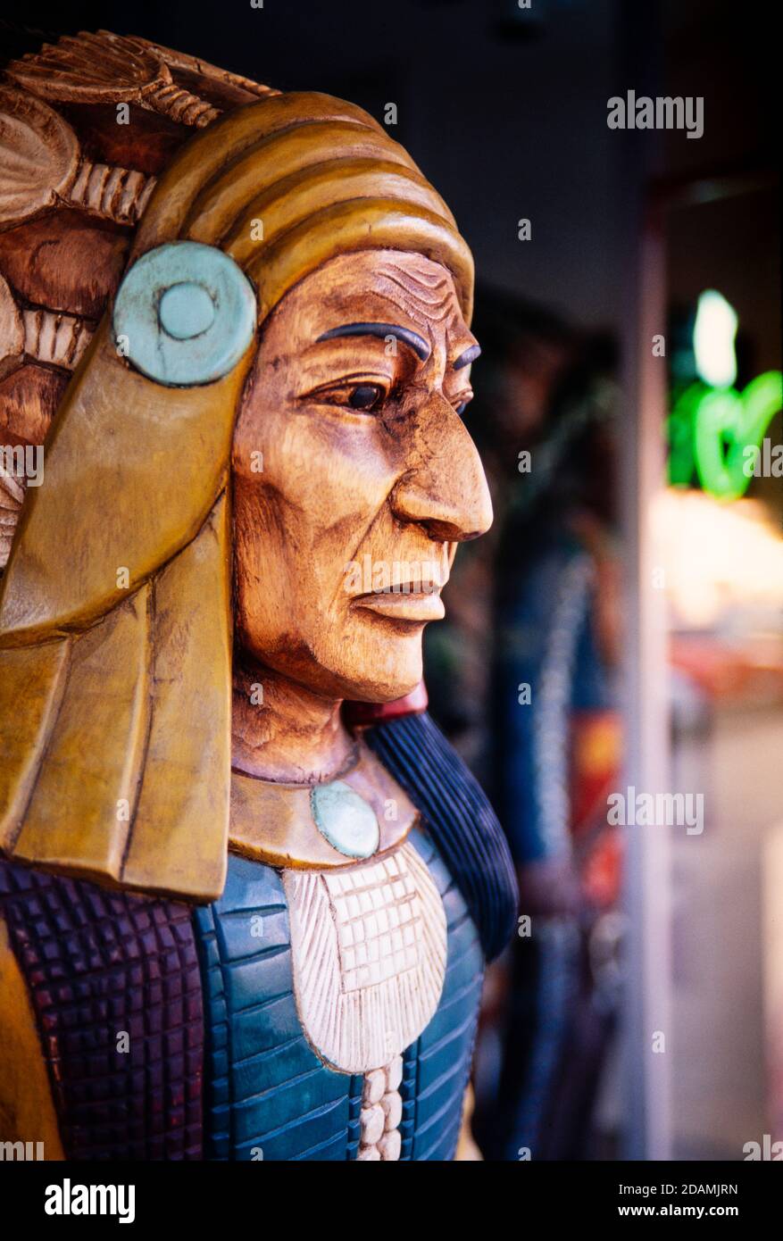 Ein 'Cigar Store Indian' steht vor einem Tabakladen in Rom, GA. Stockfoto