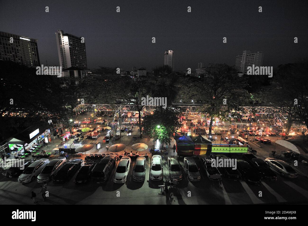Luftaufnahme des Nachtbasars in Chiang Mai, Thailand. Stockfoto