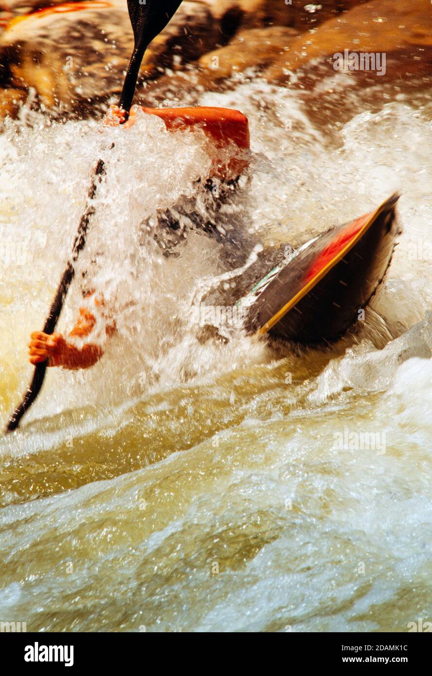Kajakfahren durch Wildwasserkrapiden. Stockfoto
