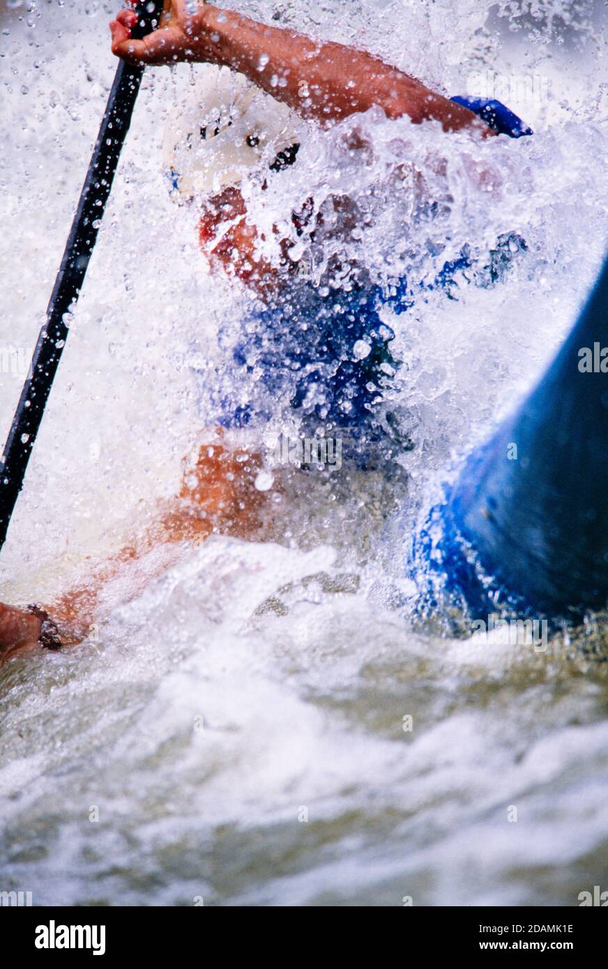 Kajakfahren durch Wildwasserkrapiden. Stockfoto