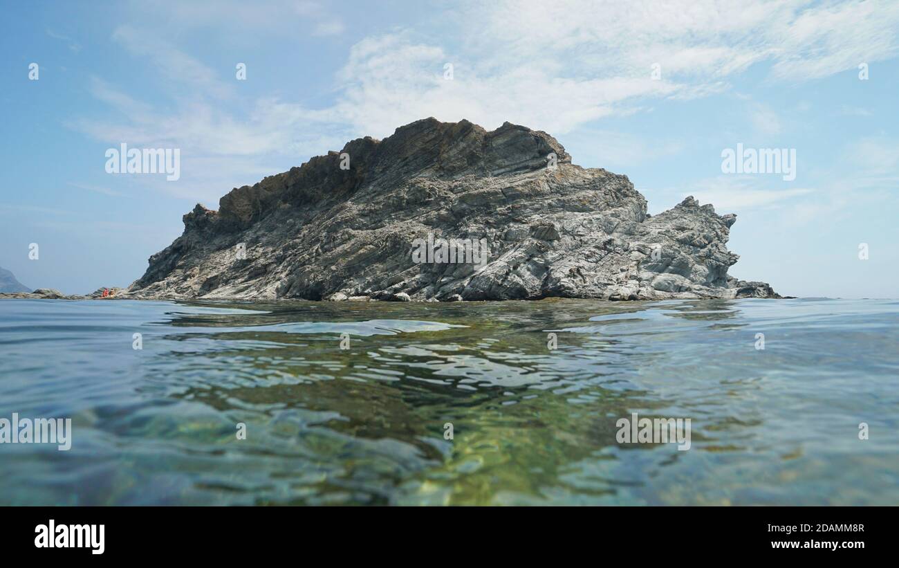 Seltsame felsige Insel in Form eines Tieres geformt, natürliche Szene, Mittelmeer, Spanien, Costa Brava, Colera, Katalonien Stockfoto