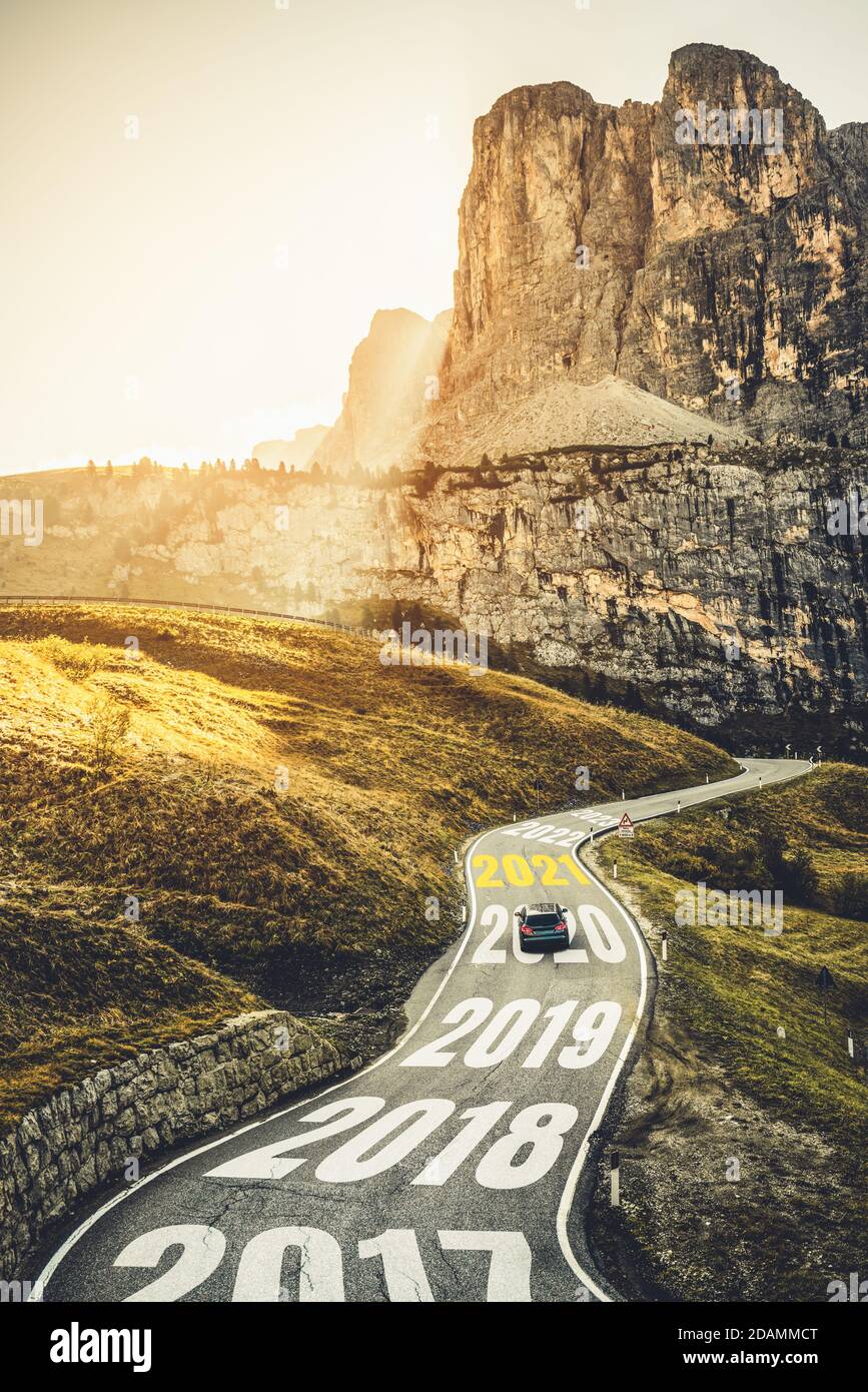 2021 Neujahrs-Roadtrip Reise und Zukunftsvision Konzept . Naturlandschaft mit Autobahn Straße führt vorwärts zu glücklichen Neujahr Feier in der Stockfoto