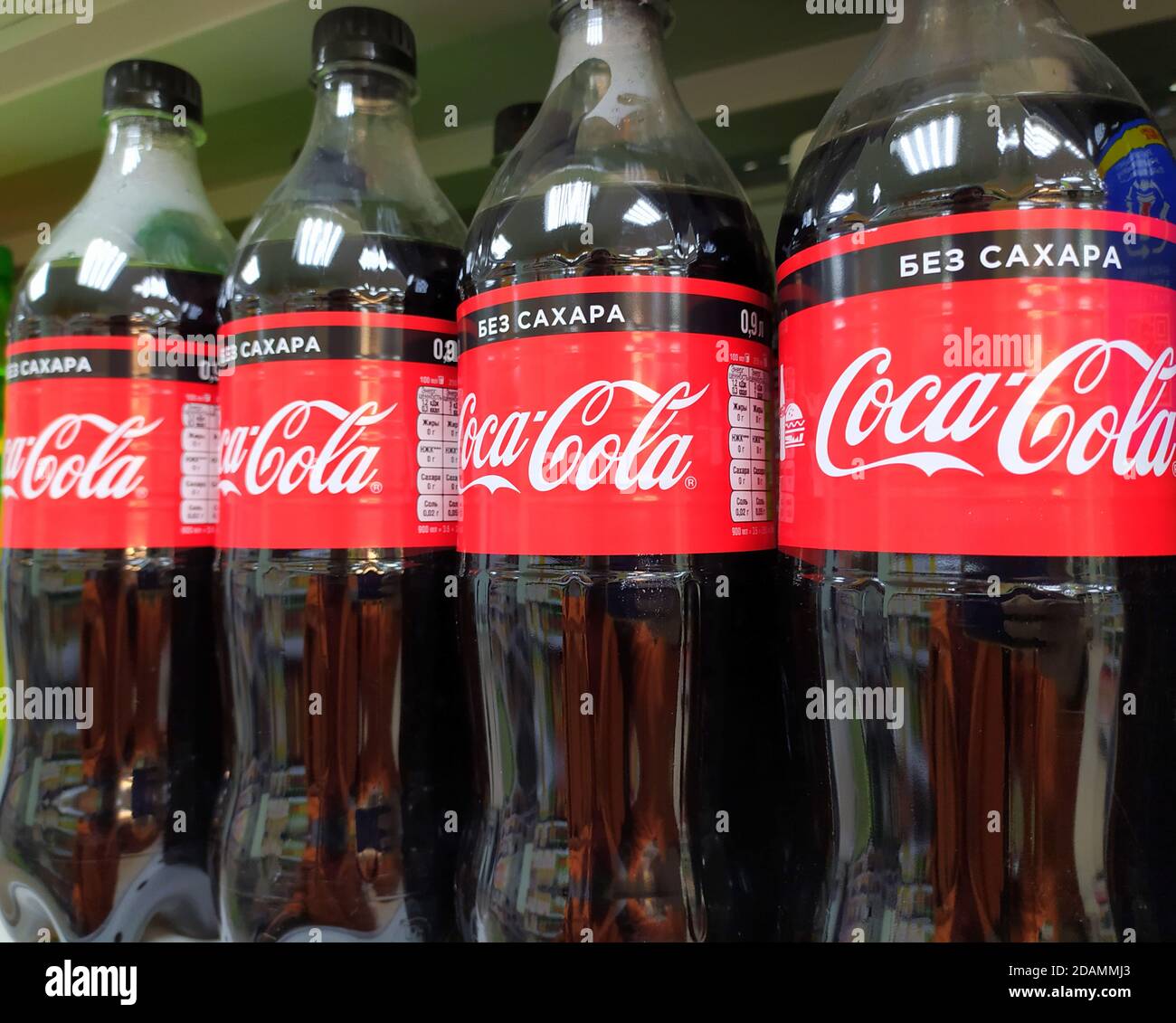 Syktyvkar, Russland - 13.11.2020: Supermarkt inneren Softdrink-Korridor, zeigt Coca-Cola in Plastikflaschen auf dem Regal, Coca Cola auf dem Display. Hochwertige Fotos Stockfoto