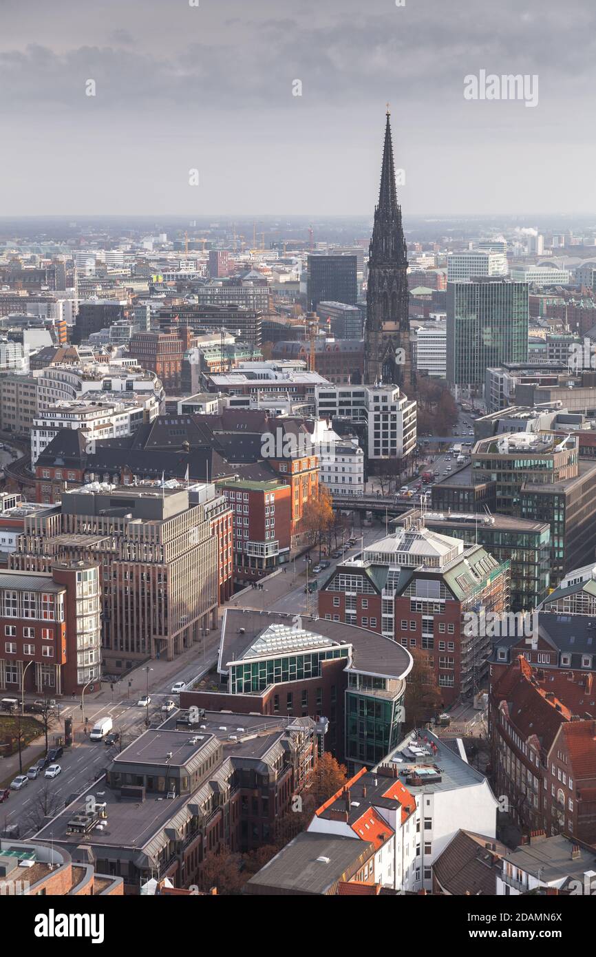 Hamburg, Deutschland. Luftaufnahme bei Tag. Vertikales Foto Stockfoto
