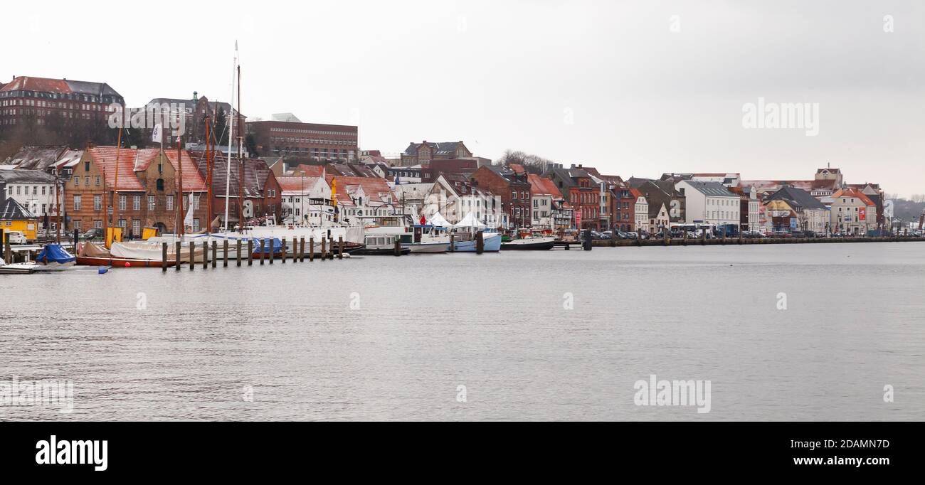 Flensburg, Deutschland. Skyline an der Küste am Wintertag Stockfoto