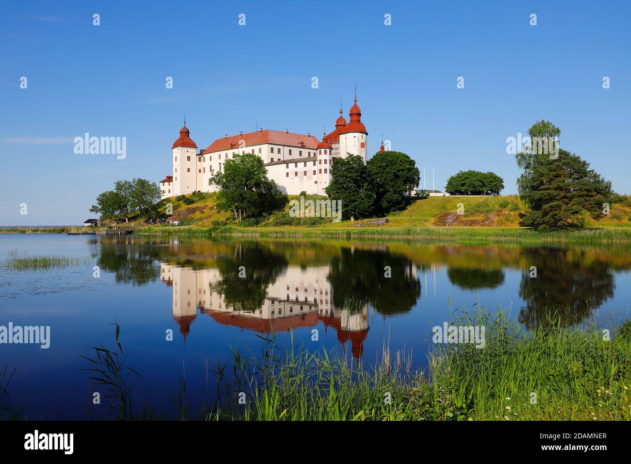 Die malerische Aussicht auf die mittelalterliche Burg Lacko ist ein wunderschönes Wahrzeichen, das sich im See widerspiegelt. Stockfoto
