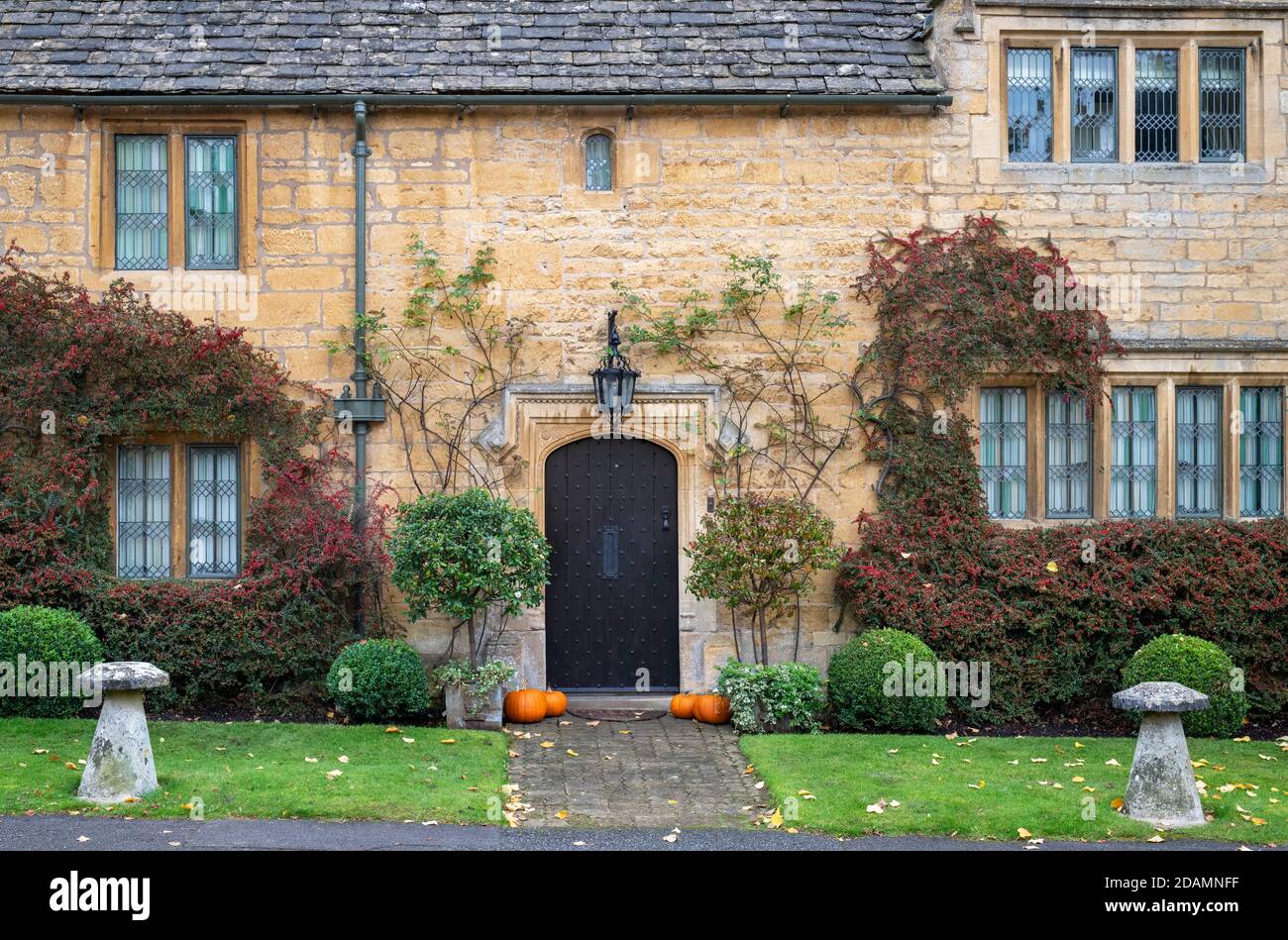 Cotswold Steinhaus am Broadway im Herbst. Broadway, Cotswolds, Worcestershire, England Stockfoto
